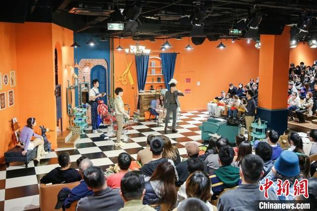 开心麻花洗剪吹沉浸剧场《疯狂理发店》。杭州市演艺业协会供图