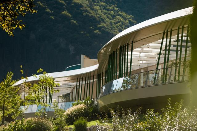 图说：位于法国雅漾小镇的雅漾温泉护理中心，长期以来一直在为皮肤问题困扰者提供专业的温泉水护理