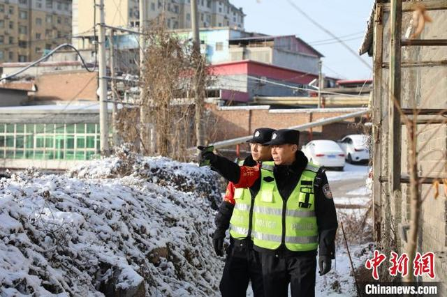 图为石家庄铁路公安处井陉站派出所民警雪后翻山越岭排查石太铁路线路隐患。 林峰 摄