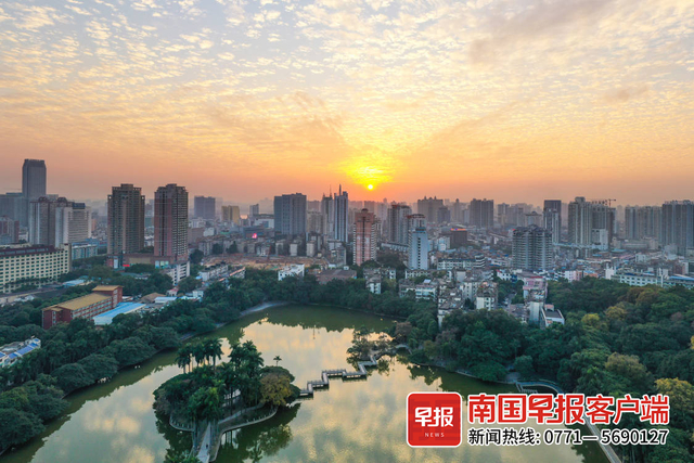 2019年12月10日，晚霞中的九曲桥。南国早报全媒体记者 邹财麟摄