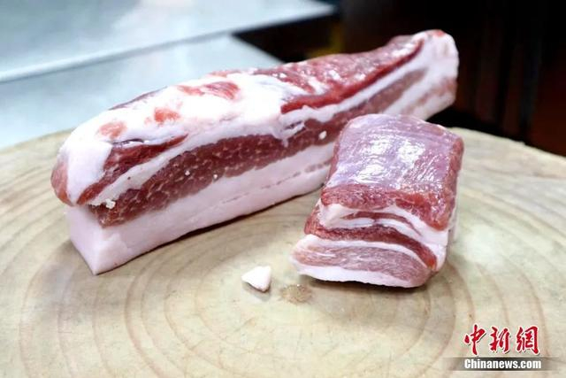 图为准备好的五花肉。杨淇越 摄