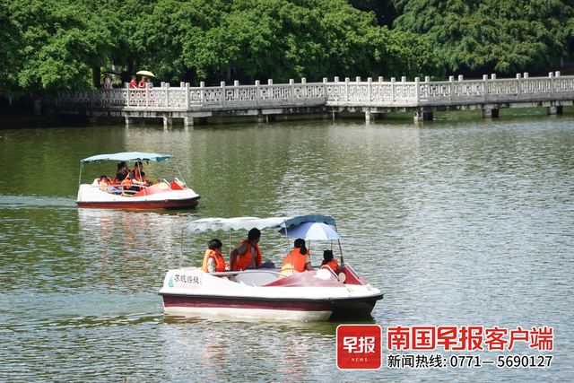 2023年7月，南宁市人民公园，市民在湖中划船。南国早报全媒体记者 邹财麟摄
