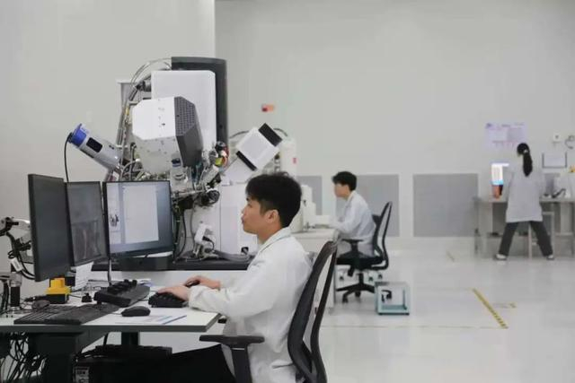 △实验室内，天马厦门公司工作人员通过仪器对产品进行检测。