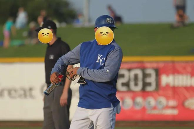 棒球运动员在比赛中吃BIGS瓜子；图片来源：274wallst