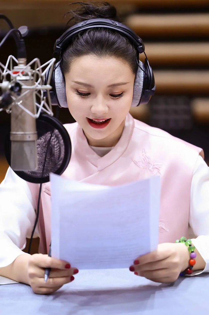 孙茜为春晚节目录制解说