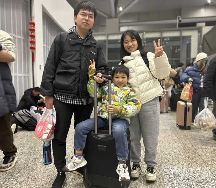 回湖北黄石的一家三口，1月25日凌晨2点的G4826次列车出发先到武汉。