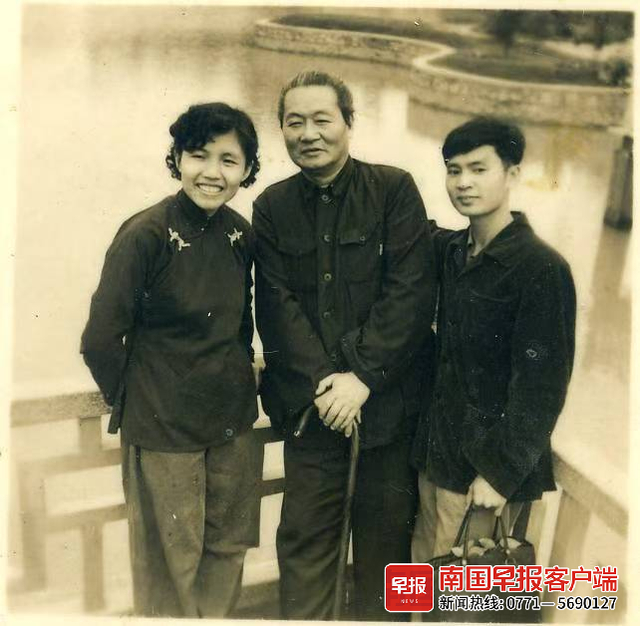 上世纪六十年代，吕智锦（右）与著名书画家马万里（中）合影。吕智锦供图