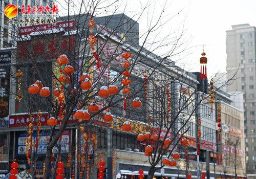　　在水磨沟区源凯·第一城，街边的树上挂了各种各样的装饰，营造了浓浓的新年氛围（1月25日摄）。记者雷婷摄