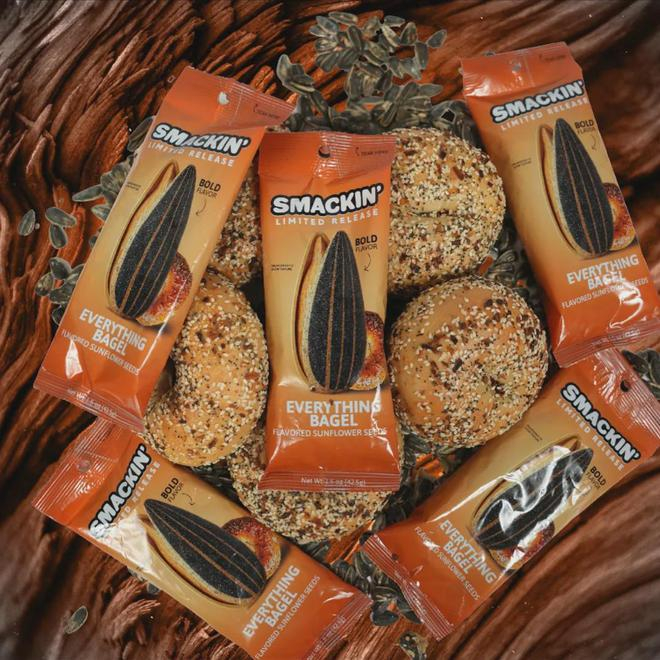 SMACKIN'贝果口味瓜子；图片来源：SMACKIN' Ins