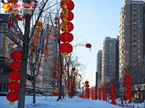 　　在水磨沟区源凯·第一城，街边的树上挂了各种各样的装饰，营造了浓浓的新年氛围（1月25日摄）。记者雷婷摄