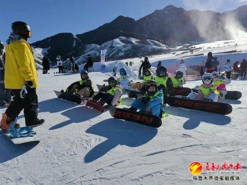 　　田鸿业（左）正在教学，为十余名学员讲解滑雪要领。受访者供图