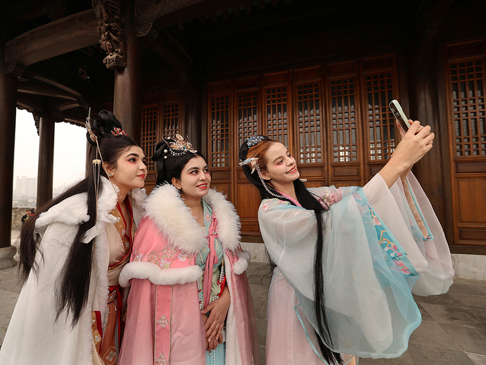 2025年1月23日，安徽省芜湖市镜湖区，身穿汉服的外国友人在游览芜湖古城。视觉中国 资料图