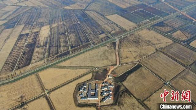 图为航拍毗邻永吴公路的“乡遇乐享村”。受访者供图