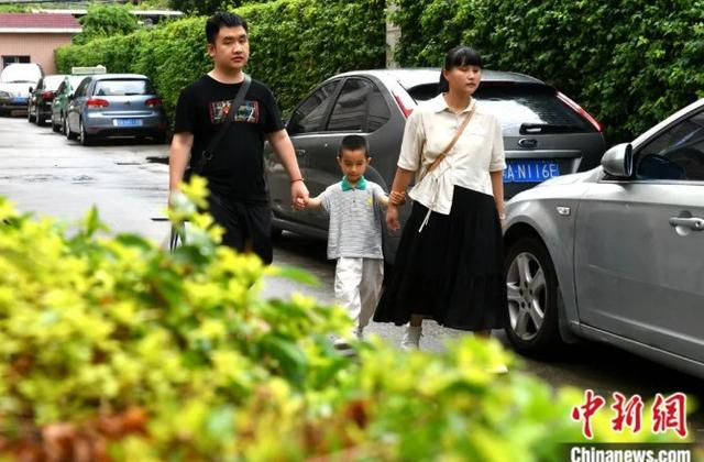 黄延平一家三口外出散步。中新社记者 吕明 摄