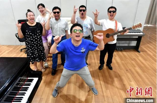 “看到”组合成员一起合影，从左至右依次为李艳冰、郑璇、林鹏、陈炎明、陈金灿、黄延平。中新社记者 吕明 摄