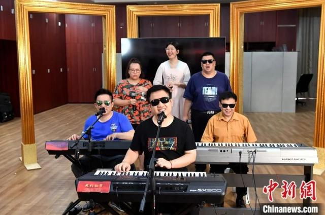 黄延平与其他成员在排练。中新社记者 吕明 摄