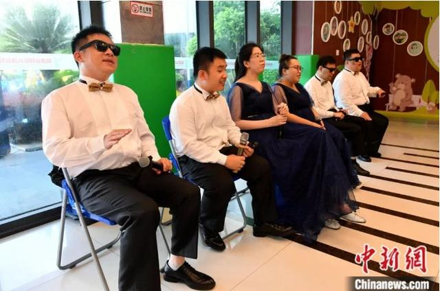 “看到”组合正在候场。成员们利用候场的时间，练习阿卡贝拉。中新社记者 吕明 摄