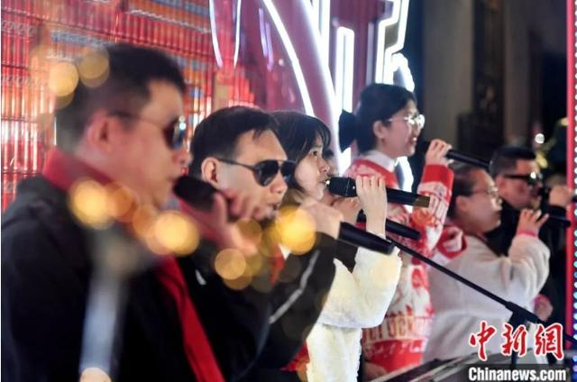 成员在三坊七巷演出。中新社记者 吕明 摄