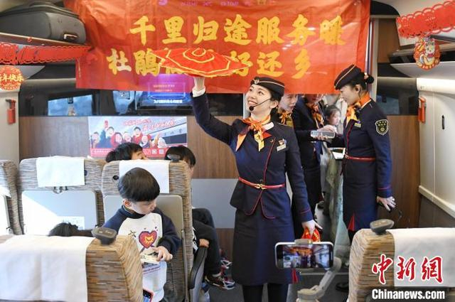 图为乘务员为旅客表演歌舞。中新社记者 杨华峰 摄