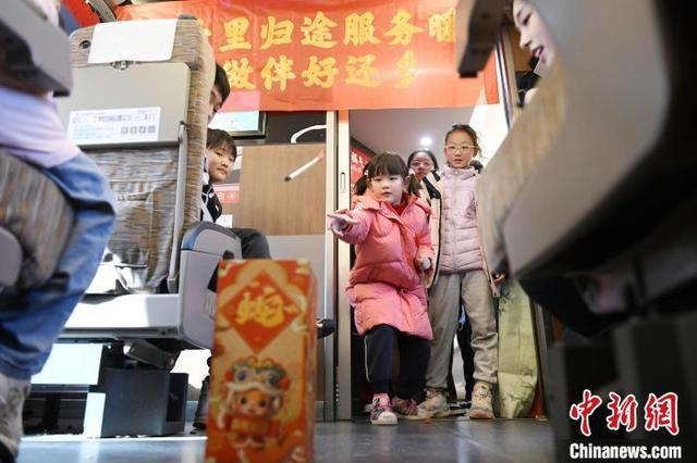 图为旅客参与到列车上的投壶活动。中新社记者 杨华峰 摄