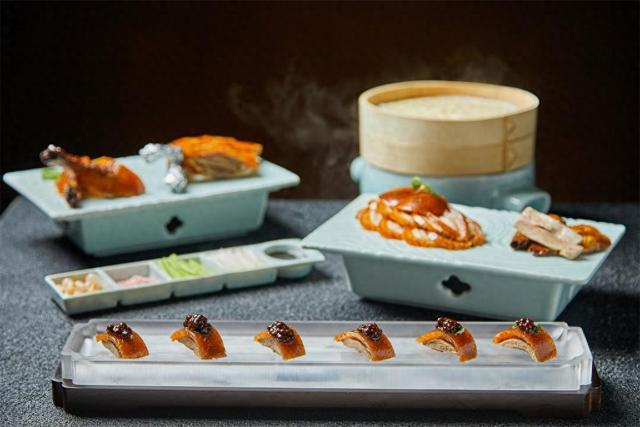 这是便宜坊年夜饭套餐里的非遗美食焖炉烤鸭。（受访单位供图）