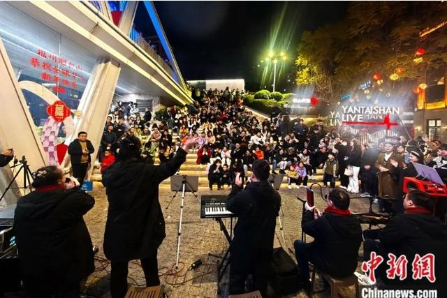 在烟台山与现场观众互动。中新社记者 吕明 摄