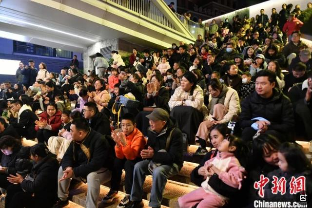 烟台山观看的市民、游客为组合鼓掌。中新社记者 吕明 摄