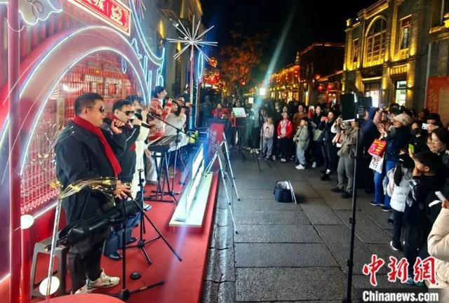 成员在三坊七巷演出。中新社记者 吕明 摄