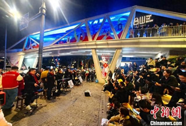 “看到”组合在烟台山演出。中新社记者 吕明 摄