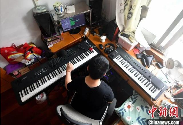 黄延平正在编曲。中新社记者 吕明 摄