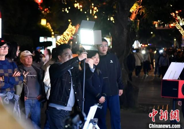 朱伟贤正在调试灯光。中新社记者 吕明 摄