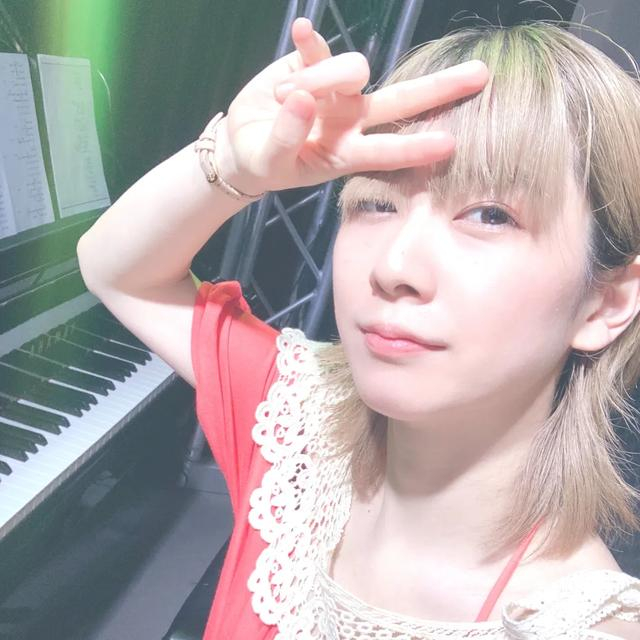 35岁女钢琴家现状曝光!住7㎡蜗居,公厕洗澡,一顿饭只花2毛钱!