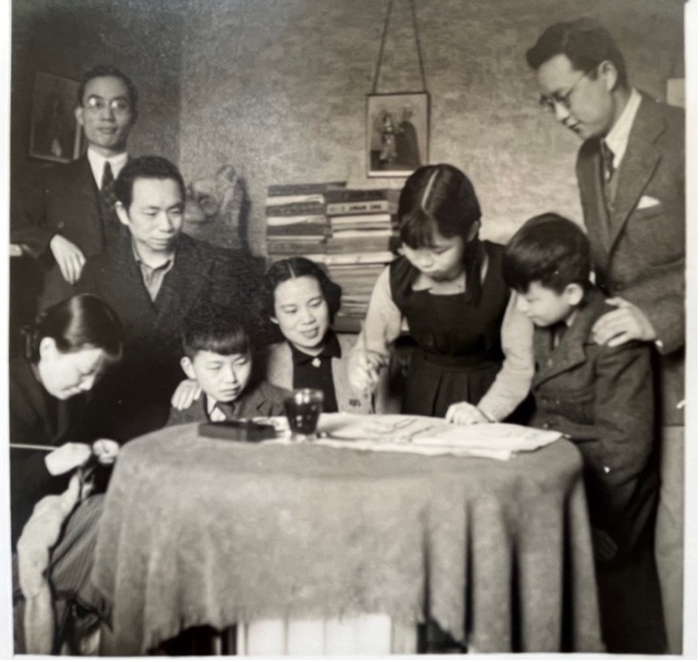 蔡岱梅、熊式一、熊德威、萧淑芳（吴作人妻）、熊德兰、熊德輗、崔骥，后面的男士姓名待查，伦敦，约1938年。