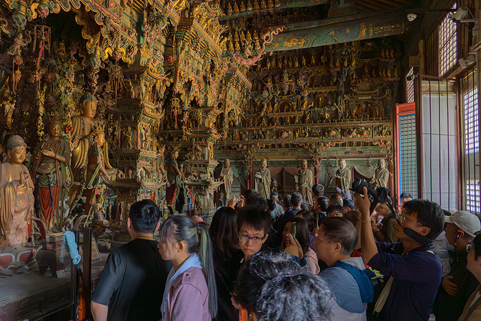 2024年9月30日，山西临汾，隰县小西天。游客市民跟着《黑神话：悟空》热度来景区打卡。视觉中国 资料图