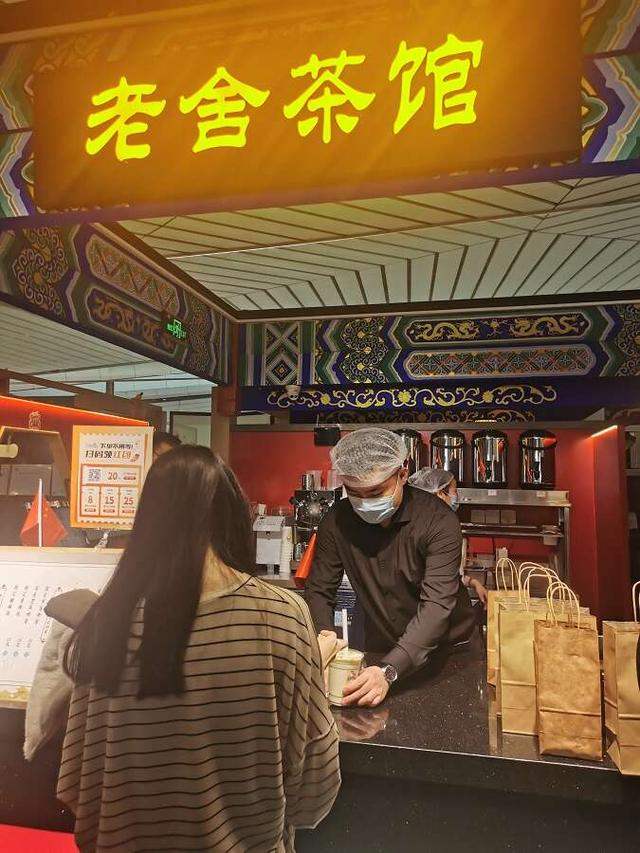 老舍茶馆大兴机场店吸引了不少旅客。中青报·中青网记者 何春中/摄