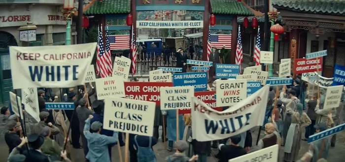 《唐探1900》预告片中，美国政客为了选举操纵舆论，借凶案煽动排华