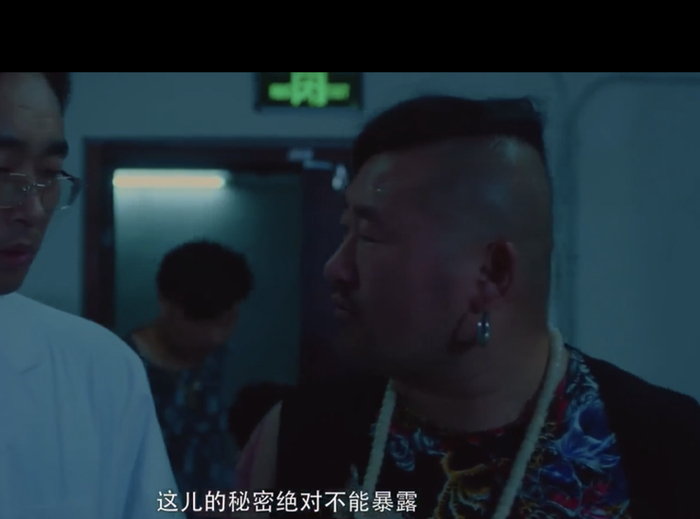 ▲“颜十六”执导的《绝地重生之黎明》，他在其中客串一名绑匪打手。视频截图
