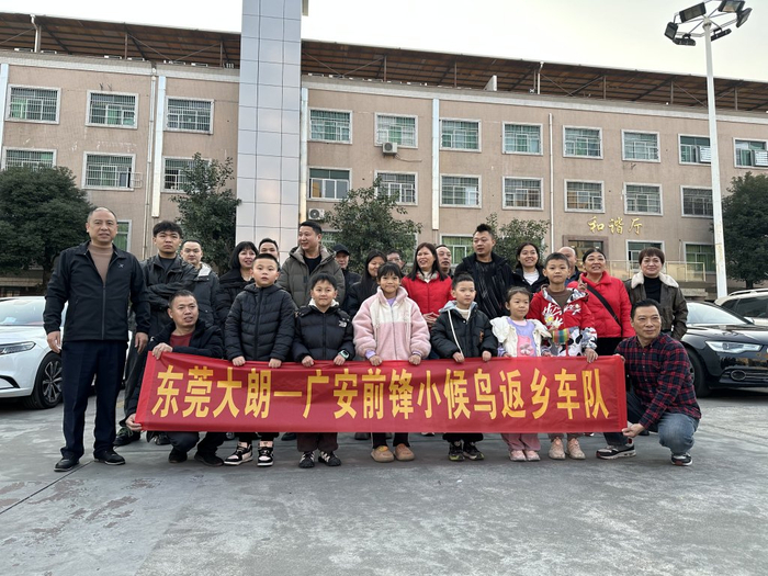 返乡车队一共有6辆车，共有20多人。