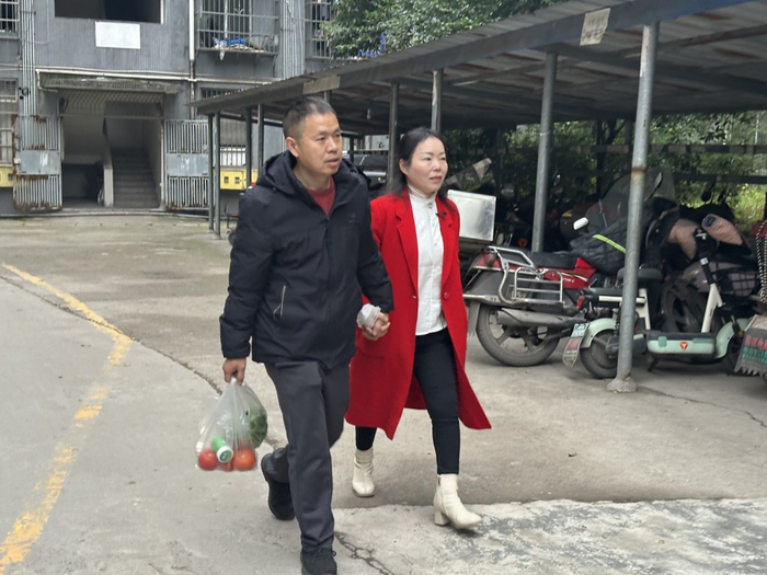 回家的路上，阳文兵和妻子郑梦涵的手一直握在一起。