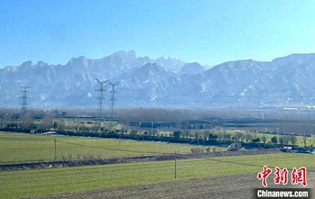 高铁车窗外，秦岭山脉景色宜人。张斌 摄