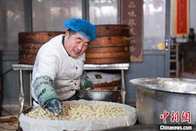 1月26日，山东聊城，一名厨师正在准备海二八宴席的饭菜。 马红坤 摄