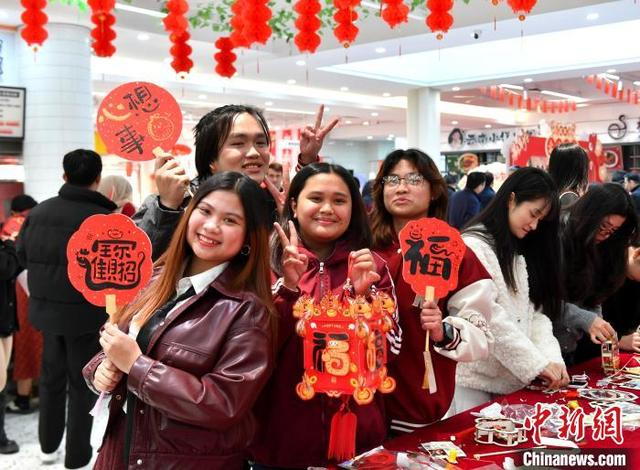 图为海外留学生正在展示新春文创产品。中新网记者 吕明 摄