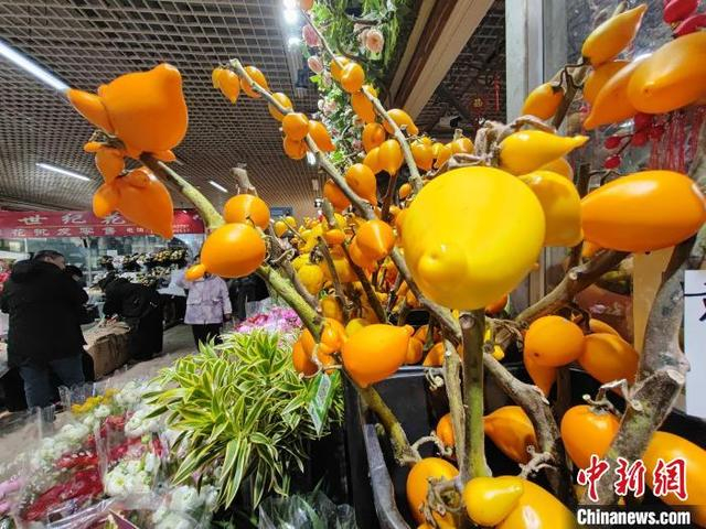 连日来，在位于乌鲁木齐市的明珠花卉市场，众多市民前来选购鲜花，年味浓郁。王小军 摄