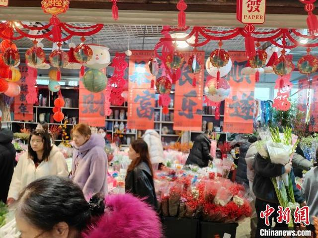 连日来，在位于乌鲁木齐市的明珠花卉市场，众多市民前来选购鲜花，年味浓郁。王小军 摄