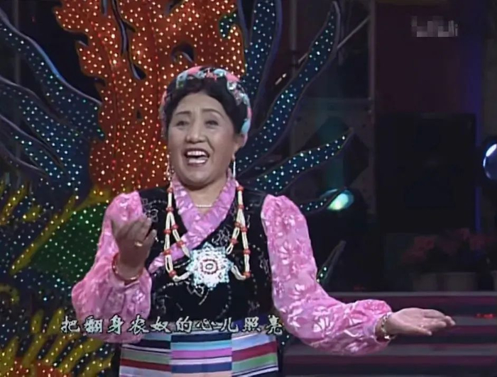 1998年，才旦卓玛首登春晚，在联唱歌曲《往日情怀》中演唱《北京的金山上》。来源：视频截图