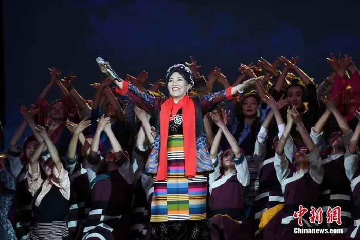 2019年，歌唱家才旦卓玛在晚会上演唱歌曲《翻身农奴把歌唱》。何蓬磊 摄