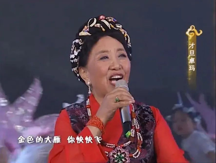 2007年春晚，才旦卓玛在联唱节目《欢乐和谐·家乡美》中演唱《雪莲献北京》。来源：视频截图