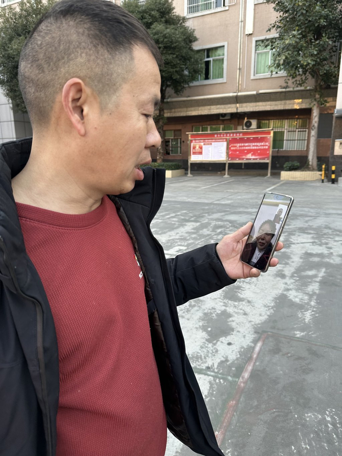 出发前，妻子郑梦涵打来电话，嘱托阳文兵路上注意安全。