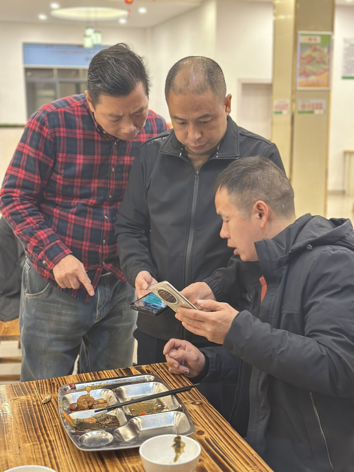 在吃饭间隙，阳文兵和同行人讨论行程。