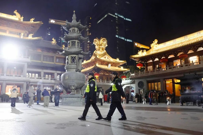 大年初一凌晨，静安公安分局民警提前上岗开展觐香祈福保障工作。上海市公安局 供图